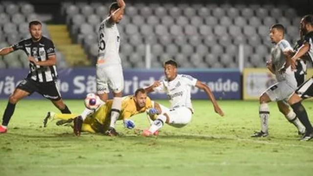 Bruno Marques aproveita falha do goleiro da Inter de Limeira para dar a vitória ao Santos 