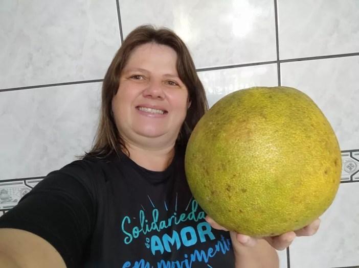 Laranja com mais de 3 quilos foi encontrada por moradora de Joinville (SC) — Foto: Marciana/ Arquivo Pessoal