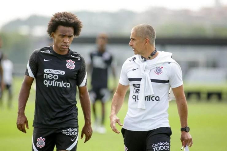 Willian e Sylvinho em treino do Corinthians — Foto: Rodrigo Coca/Ag. Corinthians