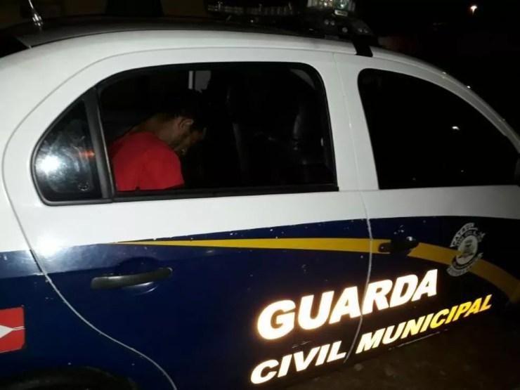 Homem foi surpreendido durante a tentativa de assalto  (Foto: Divulgação/Guarda Civil Municipal)