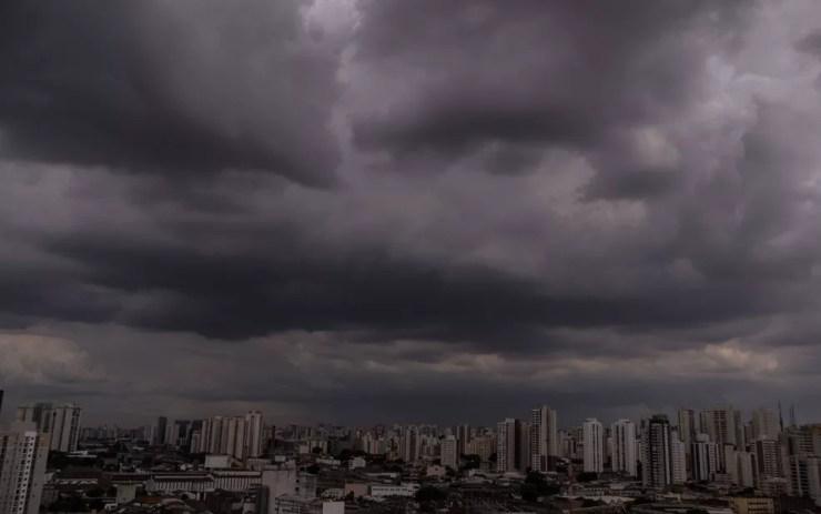 Céu de São Paulo com nuvens carregadas na Zona Oeste da cidade na tarde desta sexta-feira (23) — Foto: André Lucas/Estadão Conteúdo