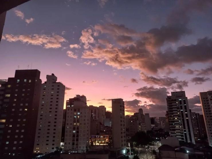 Céu com tonalidade lilás e rosa no bairro da Aclimação, Zona Sul de São Paulo, nesta quarta-feira (4) — Foto: Beatriz Valenzuela/Arquivo pessoal