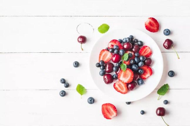 As frutas vermelhas são boas opções para dietas low carb — Foto: Istock Getty Images