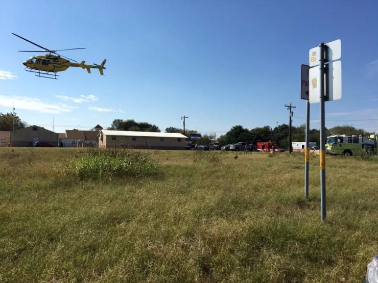Helicóptero leva vitimas de atirador em igreja de Sutherland Springs, no Texas (Foto: MAX MASSEY/ KSAT 12/via REUTERS)