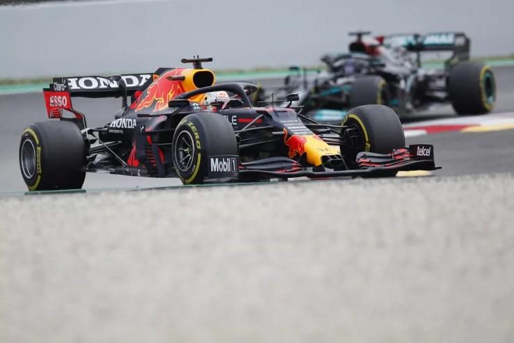 Lewis Hamilton observou a asa traseira de Max Verstappen de perto no GP da Espanha de 2021 — Foto: Eric Alonso/Getty Images