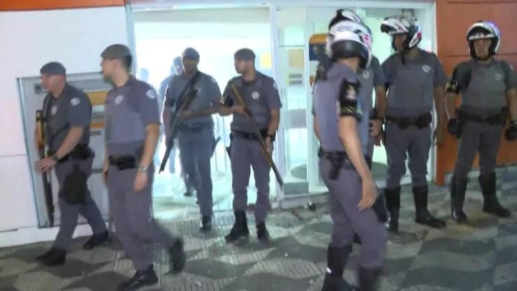 Polícia averigua agência bancária depredada durante protesto contra Bolsonaro no Centro de SP — Foto: Reprodução/GloboNews