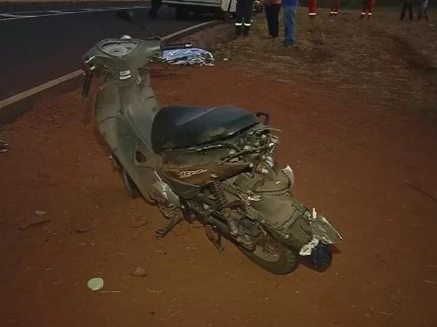 Moto atingida pelo ônibus no acidente (Foto: Reprodução / TV TEM)