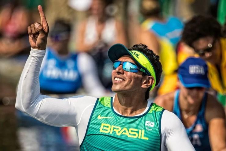 Luis Carlos Cardoso aponta para o céu após competir no Rio — Foto: Marcio Rodrigues/MPIX/CPB