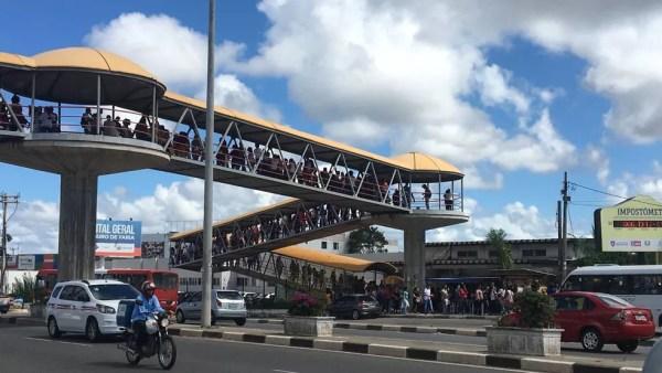 Pessoas em busca de emprego formaram fila gigante em Salvador na sexta-feira (27) (Foto: Juliana Cavalcante/TV Bahia)