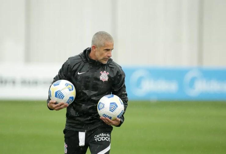 Sylvinho em treinamento do Corinthians — Foto: Rodrigo Coca/Ag. Corinthians