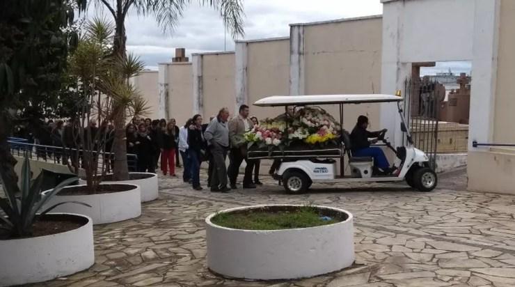 O corpo da juíza Cláudia Zerati foi enterrado nesta segunda (21) no Cemitério da Saudade, em Campinas (SP) (Foto: Fernando Evans/G1)