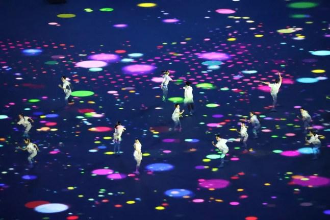 Efeitos de luz com dançarinos na abertura das Olimpíadas — Foto: REUTERS/Fabrizio Bensch