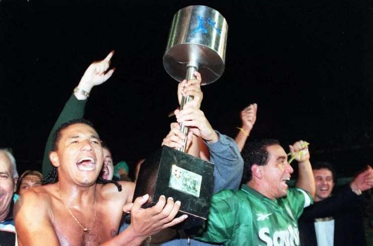 Oséas e Zinho comemoram o título da Copa do Brasil de 1998 pelo Palmeiras — Foto: Agliberto Lima / Estadão Conteúdo