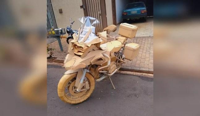 Estrutura das motocicletas é feita com canos e finalizada com papelão — Foto: Reprodução/Instagram