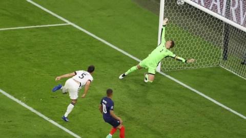 Hummels faz gol contra em Neuer diante da chegada de Mbappé em Alemanha x França 