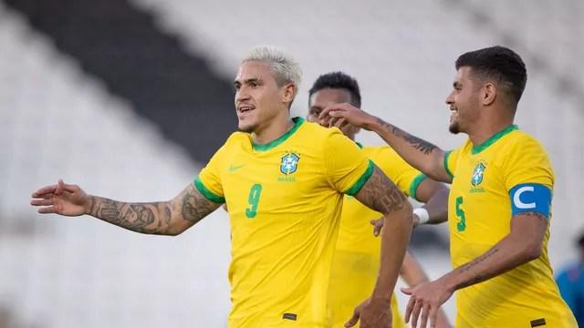 Pedro comemora com Bruno Guimarães  gol da seleção olímpica contra Cabo Verde