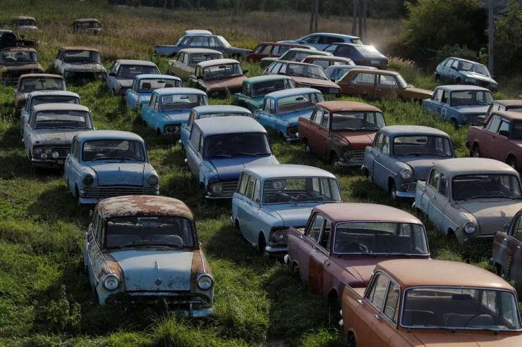 Mais de 300 carros da era soviética são guardados em um museu ao céu aberto, a 260 quilômetros de Moscou — Foto: Maxim Shemetov/Reuters