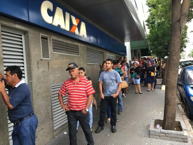 Trabalhadores fazem fila para sacar o dinheiro do FGTS (Foto: Gelson Netto/G1)