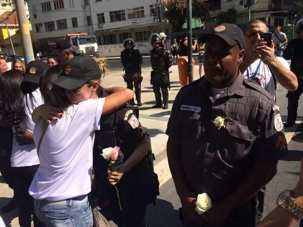 Parentes de policiias mortos entregaram flores a PMs que estavam no entorno do Maracanã (Foto: Fernanda Rouvenat / G1)