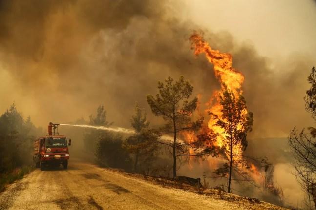 Caminhão de bombeiro perto de incêndio na região de Antalya, na Turquia, em 30 de julho de 2021 — Foto: Kaan Soyturk/Reuters