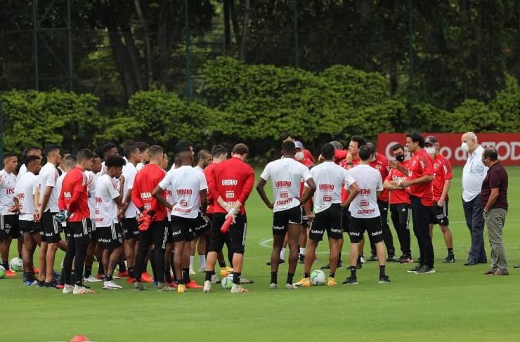 Muricy Ramalho se reuniu com jogadores e comissão técnica no CT do São Paulo — Foto: Rubens Chiri / saopaulofc