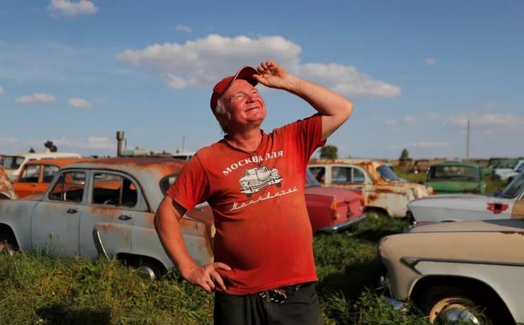 Mikhail Krasinets posa orgulhoso junta a sua coleção de mais de 300 carros, em Chernousovo, na Rússia — Foto: Maxim Shemetov/Reuters
