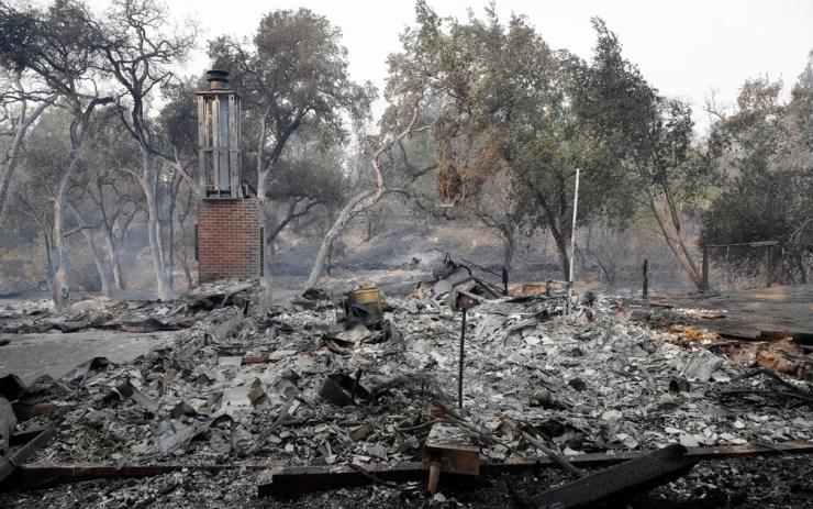 Chaminé é vista em meio às ruinas de casa destruída por incêndio em Napa, na Califórnia, na segunda-feira (9) (Foto: AP Photo/Marcio Jose Sanchez)