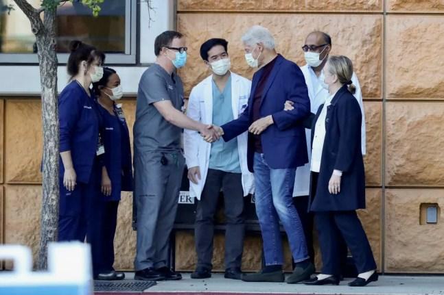 Bill Clinton agradece equipe médica de hospital na Califórnia  — Foto: David Swanson/Reuters