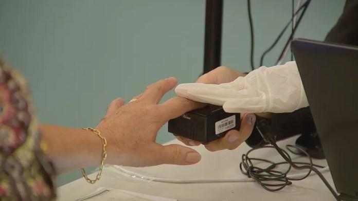 Eleição em Sebastianópolis do Sul (SP) serviu para que eleitores realizassem cadastramento biométrico (Foto: Reprodução/TV TEM)