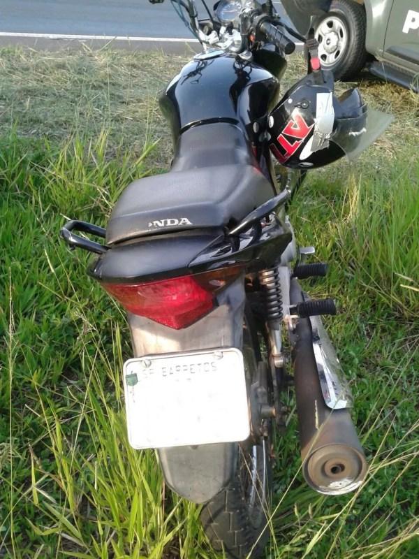 Suspeitos estavam em uma moto com placas de Barretos (Foto: Divulgação / Polícia Militar)