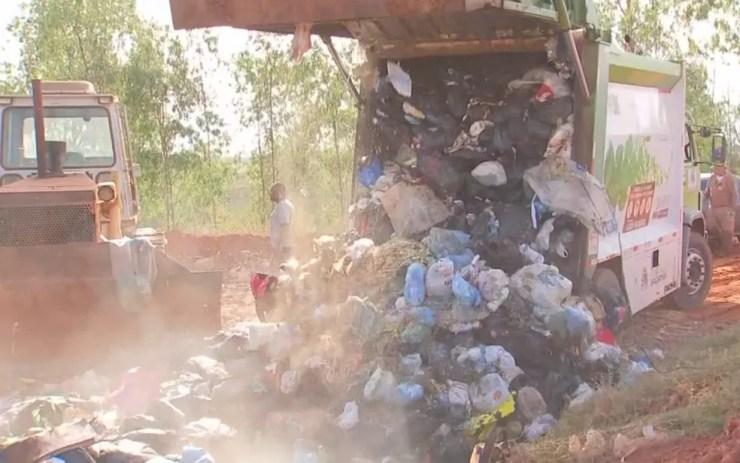 Caminhão volta a despejar lixo em aterro de Araçatuba (Foto: Reprodução/TV TEM)