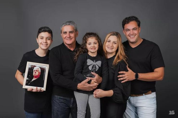 Sâmya com o marido, sogro e os netos de Carlinhos, na sessão de fotos de Dia dos Pais. — Foto: Victor Ataíde 