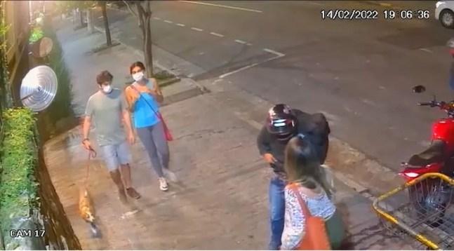 Motociclista rouba mulher que caminha pela calçada da Rua José Maria Lisboa, nos Jardins, Centro de São Paulo — Foto: Reprodução/Redes sociais