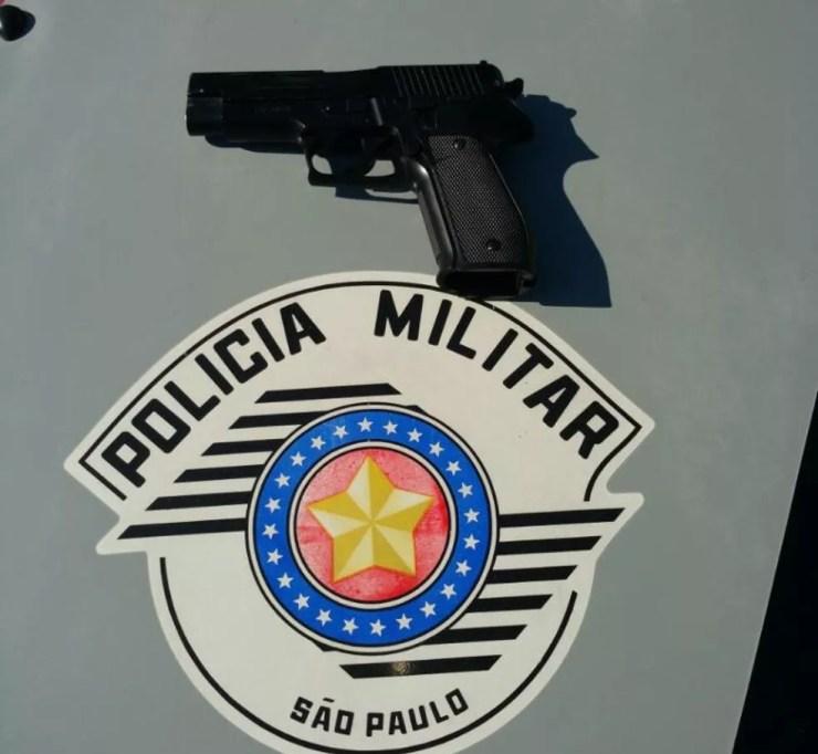 PM apreendeu réplica de pistola com um dos suspeitos no bairro Habiteto, em Sorocaba (Foto: Polícia Militar/Divulgação)
