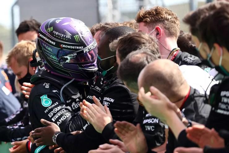 Lewis Hamilton comemora a vitória no GP de Portugal com a equipe Mercedes — Foto: Mercedes-AMG