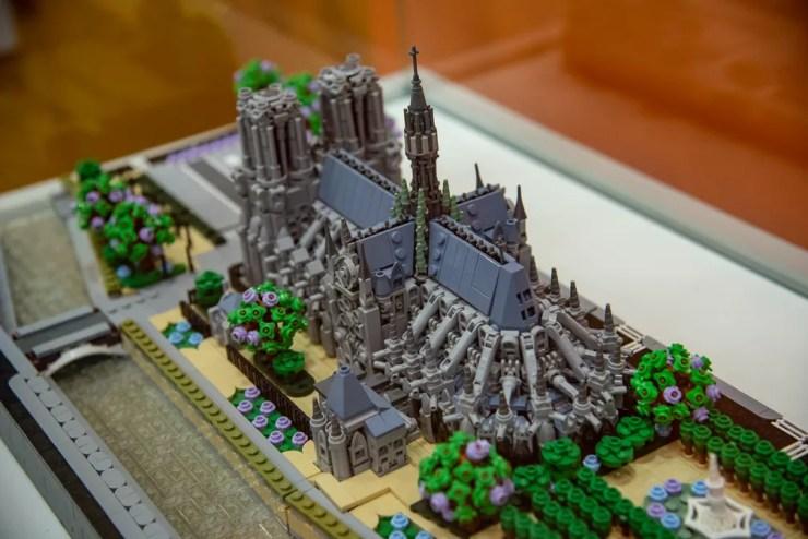 'Catedral de Notre Dame', obra da mostra 'Volta ao Mundo', no Museu da Imaginação — Foto: Fábio Tito/G1