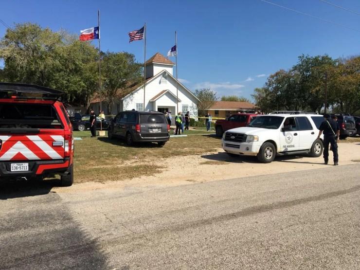 Polícia atendem vítimas de tiroteio em igreja de Sutherland Springs, no Texas (Foto: MAX MASSEY/ KSAT 12/via REUTERS)