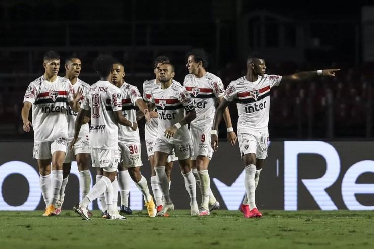 Jogadores do São Paulo comemoram gol de Arboleda contra o Binacional — Foto: Staff Images/Conmebol