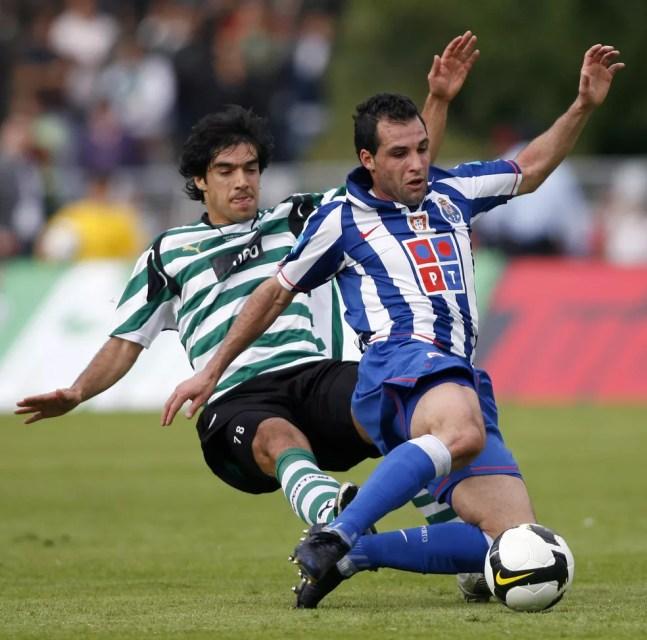 Abel Ferreira, do Sporting, em lance com Mariano González, do Porto, em 2008 — Foto: MIGUEL RIOPA / AFP