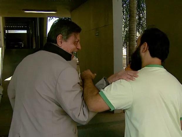 Fernando Chiarelli conversa com agente da PF ao ser levado para exame de corpo de delito (Foto: Reprodução/EPTV)