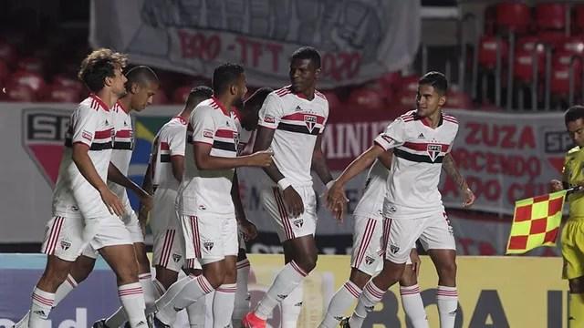 Jogadores do São Paulo comemora gol contra o São Caetano