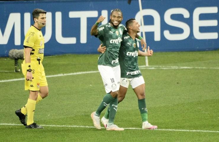 Luiz Adriano e Rony comemoram gol do Palmeiras — Foto: Marcos Ribolli