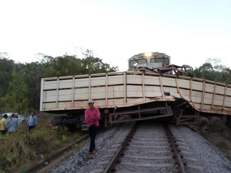 Caminhão e trem bateram na ferrovia Norte-Sul (Foto: Divulgação)