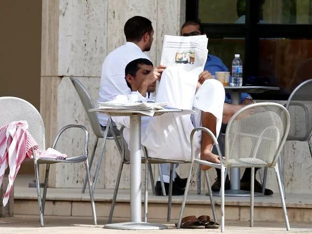 Homem lê jornal em café de Riade, na Arábia Saudita: ler foi uma das ativiades listadas como relaxantes  (Foto: Reuters/Faisal Al Nasser)