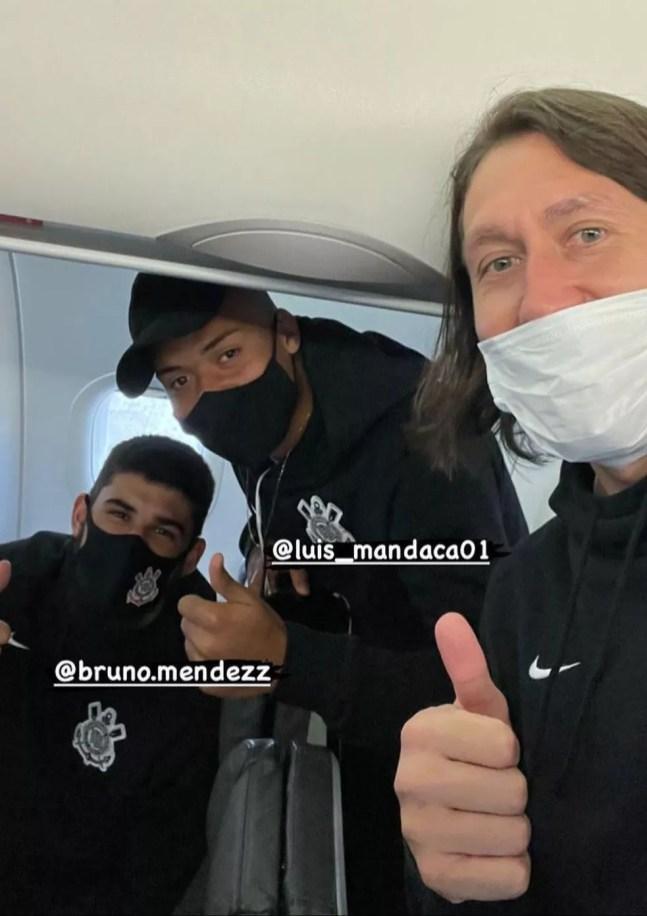 Mandaca com Cássio e Bruno Méndez, do Corinthians, no avião — Foto: Reprodução do Instagram