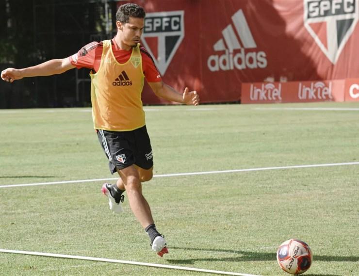 Hernanes voltou a trabalhar com bola na atividade desta manhã no São Paulo — Foto: Fellipe Lucena/saopaulofc