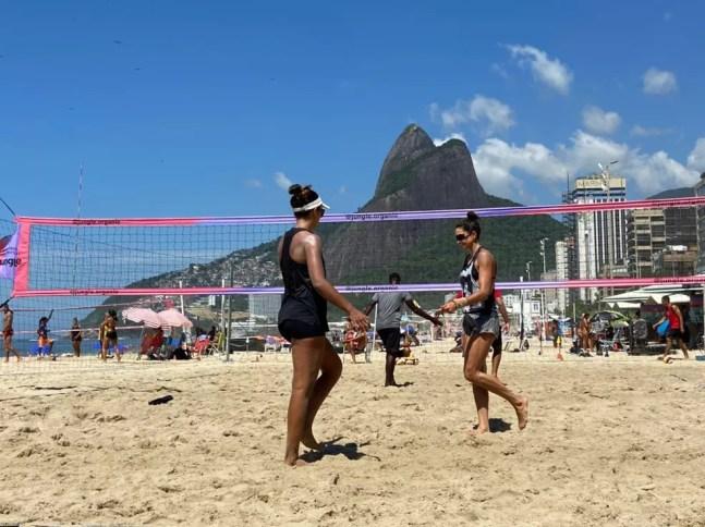 Carol Solberg e Bárbara Seixas em treino na praia do Leblon, Rio de Janeiro  — Foto: Winne Fernandes
