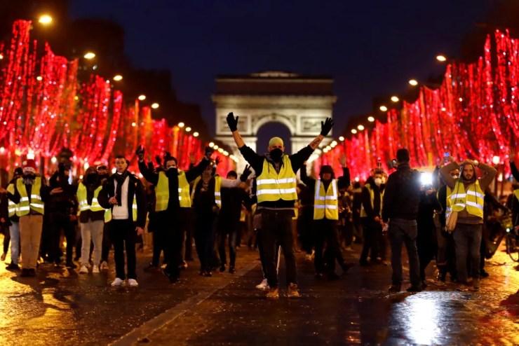 Manifestantes participam de protesto neste ´sabado (22) em frente ao Arco do Triunfo, em Paris. — Foto: Christian Hartmann/Reuters