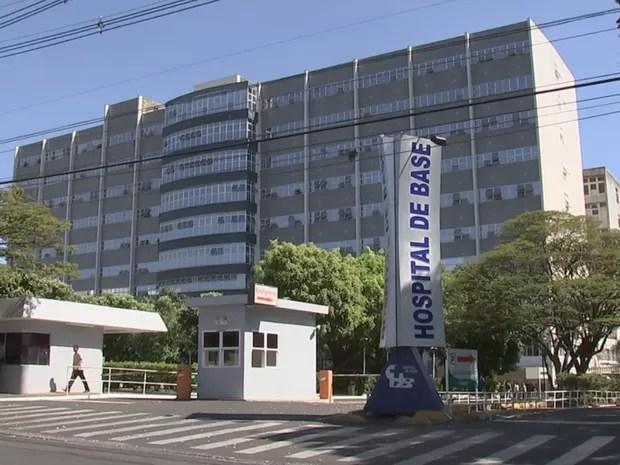 Jovem continua internada no Hospital de Base de Rio Preto  (Foto: Reprodução/ TV TEM)