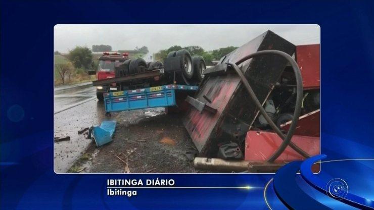 Motorista de caminhão morre após capotar veículo em Ibitinga